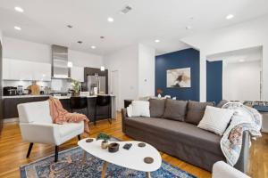 a living room with a couch and a kitchen at The Indigo 2BDTownhouse DownTown Walkable in Dallas