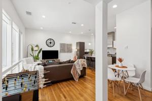 un salon avec un canapé et une table dans l'établissement The Indigo 2BDTownhouse DownTown Walkable, à Dallas