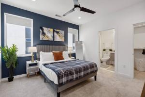 une chambre avec un lit et un mur bleu dans l'établissement The Indigo 2BDTownhouse DownTown Walkable, à Dallas