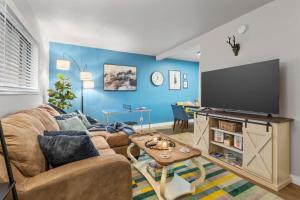 Et tv og/eller underholdning på Sapphire 1BD AT and T Walkable