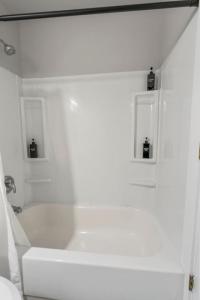 Et badeværelse på Sapphire 1BD AT and T Walkable + 24 billeder