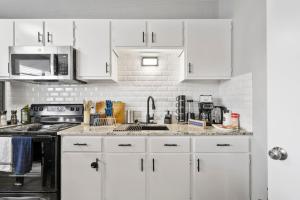 Køkken eller tekøkken på Blissful 1BD unit AT and T Walkable