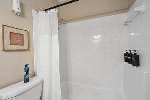 Et badeværelse på Blissful 1BD unit AT and T Walkable + 25 billeder