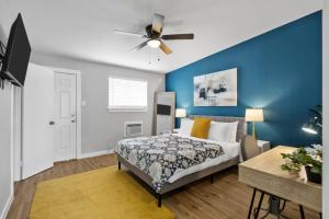 En eller flere senge i et værelse på Blissful 1BD unit AT and T Walkable