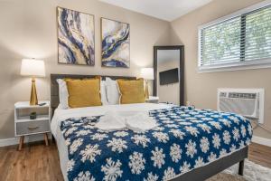 En eller flere senge i et værelse på AT and T Walkable 1BD unit Live the Excitement