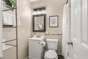 Et badeværelse på AT and T Walkable 1BD unit Live the Excitement + 24 billeder