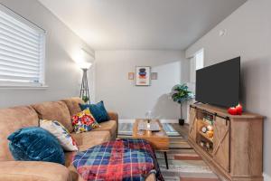 Et tv og/eller underholdning på The Ruby 1BD AT and T Walkable