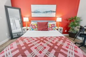 En eller flere senge i et værelse på The Ruby 1BD AT and T Walkable