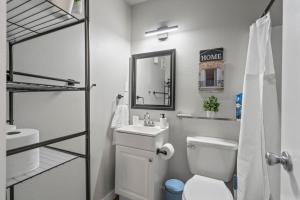 Et badeværelse på The Ruby 1BD AT and T Walkable + 29 billeder