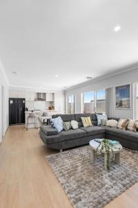 Posezení v ubytování Pristine Modern Living in Alkimos