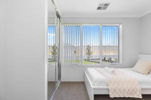 Postel nebo postele na pokoji v ubytování Pristine Modern Living in Alkimos