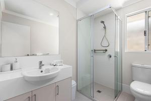 Koupelna v ubytování Pristine Modern Living in Alkimos + 32 fotografií