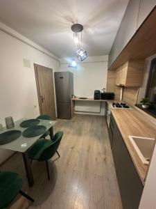 Nhà bếp/bếp nhỏ tại SKY Apartment Craiova +6 ảnh