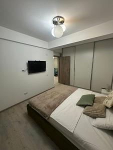 Giường trong phòng chung tại SKY Apartment Craiova