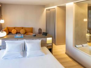 Postel nebo postele na pokoji v ubytování Novotel Campo De Las Naciones