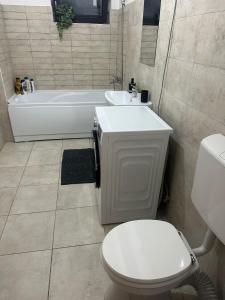 Phòng tắm tại SKY Apartment Craiova