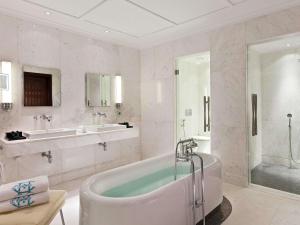 Koupelna v ubytování Sofitel Legend Old Cataract