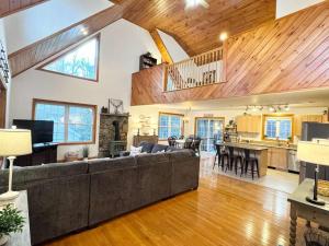 un ampio soggiorno con un divano e un tavolo di Suissevale Lake Retreat - Hot Tub, Beach and Games ad Abbeyville