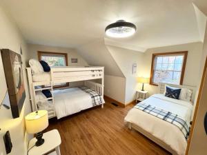 una camera con due letti a castello e un letto di Suissevale Lake Retreat - Hot Tub, Beach and Games ad Abbeyville