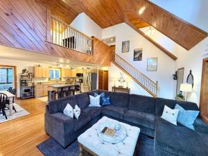 un soggiorno con divano e cucina di Suissevale Lake Retreat - Hot Tub, Beach and Games ad Abbeyville