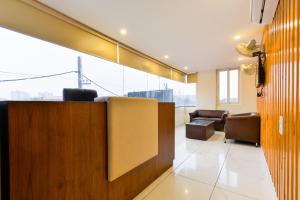 Un vestíbulo de oficina con sillas y un mostrador de recepción. en Hotel O Park Land, en Zirakpur 16 fotos más