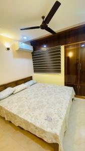 une chambre avec un lit avec un ventilateur de plafond dans l'établissement Apna homes 2BHK Fully Furnished Apartment, à Cochin
