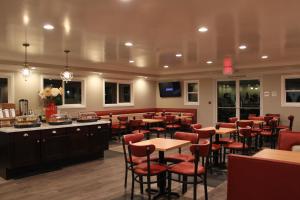 a restaurant with tables and chairs in a room at Travelodge by Wyndham Santa Maria in Santa Maria