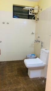 une salle de bain avec des toilettes blanches et un lavabo dans l'établissement Apna homes 2BHK Fully Furnished Apartment, à Cochin