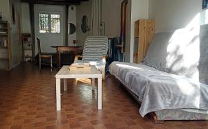 een slaapkamer met een bed en een tafel erin bij Studio privé - maison de village in Valensole