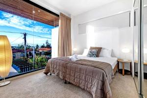 ゴールドコーストにあるWanderlustのベッドと大きな窓のある寝室 +52枚の写真