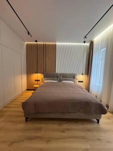 Ένα ή περισσότερα κρεβάτια σε δωμάτιο στο Cozy apartment in Lviv