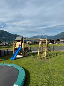 卡普伦Appartement 16 - Haus Voglreiter的一个带滑梯和滑梯的游乐场