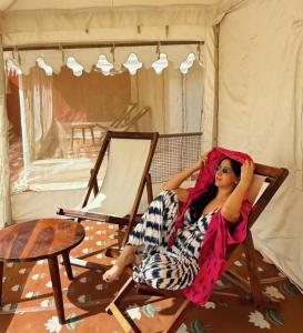 ジャイサルメールにあるSand dunes desert Campのハンモックに座った女性