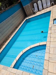 an overhead view of a swimming pool at Hotel Recanto do Sol in Cananéia +40 photos