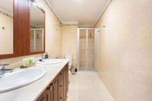 a bathroom with two sinks and a shower at Salitre - Armonía Park, Bajamar in La Laguna +37 photos