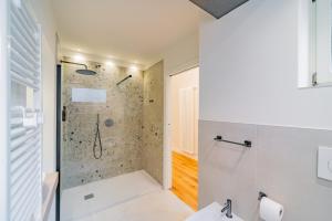 Koupelna v ubytování Cuneo Charme + 8 fotografií