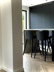 einen Esstisch mit 2 Stühlen in einem Zimmer in der Unterkunft Vakantiewoning rand Brugge in Jabbeke + 14 Fotos