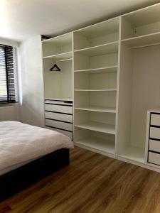 ein Schlafzimmer mit weißen Regalen und einem Bett in der Unterkunft Vakantiewoning rand Brugge in Jabbeke