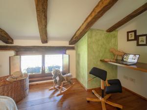 ein Wohnzimmer mit einem Schreibtisch und 2 Stühlen in der Unterkunft La Foresteria at Casaforte Bergum by the Gates of Cividale del Friuli 