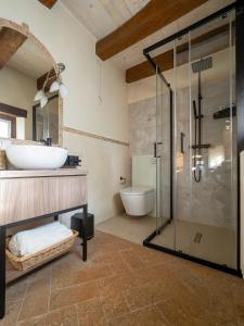 ein Badezimmer mit Waschbecken und Dusche in der Unterkunft La Foresteria at Casaforte Bergum by the Gates of Cividale del Friuli  + 29 Fotos