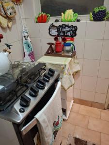eine Küche mit einem Herd und Handtüchern davon in der Unterkunft Oasis do Leme in Rio de Janeiro + 1 Foto