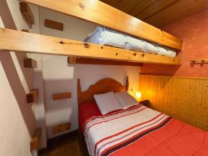 a bedroom with two bunk beds in a house at Espacio exterior cómodo- Tu planta baja rústica - Besiberri 7 in Pla de l'Ermita