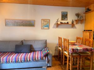 a living room with a couch and a table at Espacio exterior cómodo- Tu planta baja rústica - Besiberri 7 in Pla de l'Ermita