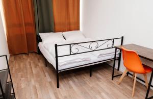 德赖艾希Xenon hostels的一间卧室配有一张带书桌和一张桌子的床。