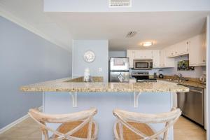 Η κουζίνα ή μικρή κουζίνα στο Island Winds East 501 condo