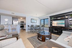 Η κουζίνα ή μικρή κουζίνα στο Island Winds East 501 condo