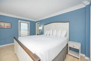 Ένα ή περισσότερα κρεβάτια σε δωμάτιο στο Island Winds East 501 condo +39 φωτογραφίες