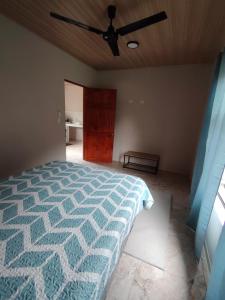 Ένα ή περισσότερα κρεβάτια σε δωμάτιο στο Casita Guarumo +1 φωτογραφίες