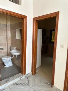 Koupelna v ubytování Suite privée-chambre, salon et cuisine complete + 33 fotografií