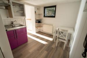 Kuchyň nebo kuchyňský kout v ubytování Cozy and Compact, Your Perfect Getaway
